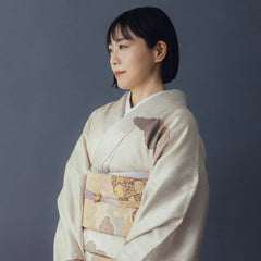 手描き京友禅ブランド「RITOFU」代表の藤井 友子さん。淡いクリーム色の友禅着物と金彩の帯を纏い、凛とした佇まいで