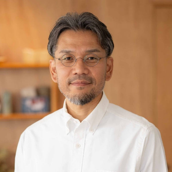 発酵温浴サロン「nifu」代表の片山 裕介さん。吉野ヒノキの伐採から加工まで自社で手がけ、森と人をつなぐ循環活動に取り組む