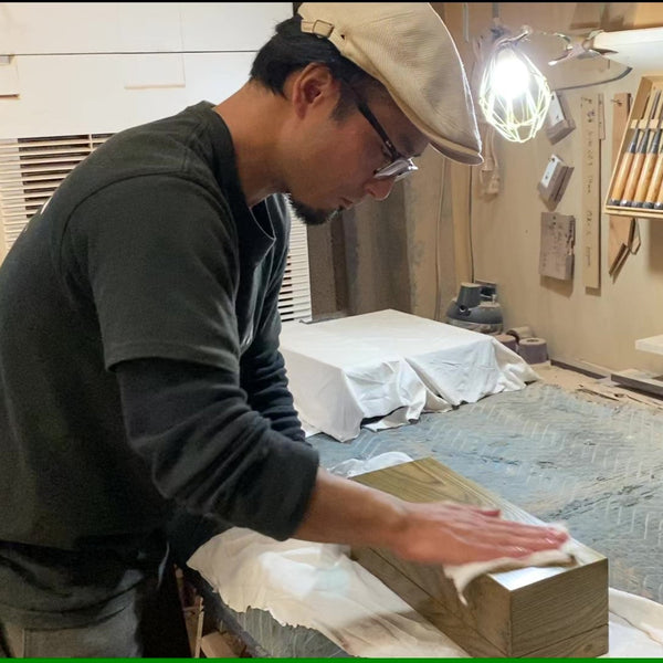 東京・荻窪の家具工房「KOMA」職人・亀井 敏裕さん。現代の名工・松岡 茂樹氏が率いる工房で、無垢材を手作業で丹念に磨き上げる