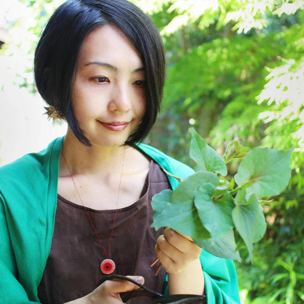 国産薬草ハーブティーブランド「tabel」代表・新田 理恵さん。管理栄養士・薬膳国際調理師として全国の農家と連携し、日本の薬草文化を現代に伝える食卓研究家