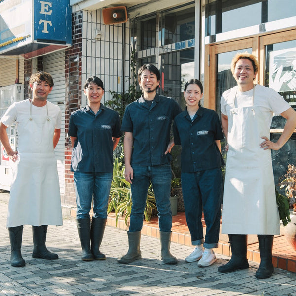 沖縄市コザのシャルキュトリー「TESIO」店主・嶺井大地さんとスタッフ。ドイツ製法の自家製ソーセージ・ハムを手がける。