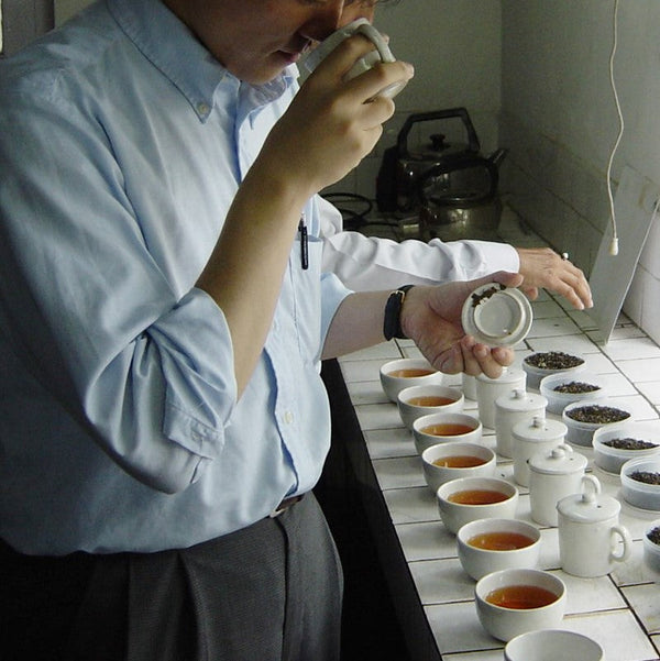 高級紅茶ブランド「シェドゥーブル」のティーマイスターが、複数の茶葉サンプルを並べてテイスティングで品質を確認。ミシュラン星付きレストランにも採用される厳選の現場