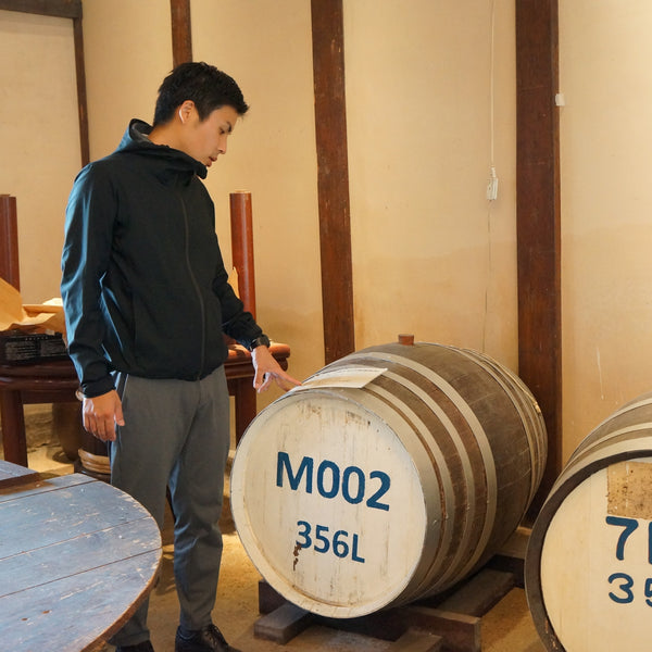 福岡・大川で300年続く酢蔵「庄分酢」の高橋 清太朗さん。古い蔵で木製酢樽の状態を確認する。蔵付き菌による静置発酵で醸すまろやかな米酢