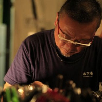 エキゾチックレザーブランド「剛腕」の革職人・松下 隆さん。ガルーシャやクロコダイルなど加工が難しい素材に向き合う、工房での制作シーン