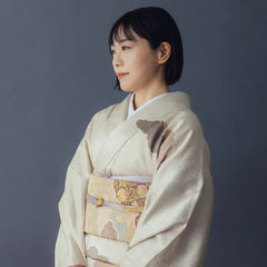 手描き京友禅ブランド「RITOFU」代表の藤井 友子さん。淡いクリーム色の友禅着物と金彩の帯を纏い、凛とした佇まいで