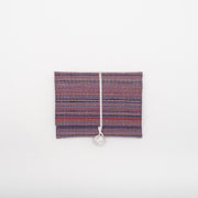 染料：藍・蘇芳・茜・白樫・金糸<br>素材：表地（絹100%）、裏地（レーヨン100%）、組紐（絹100%）<br>横約9×縦7×厚さ1.5cm