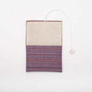 染料：藍・蘇芳・茜・白樫・金糸<br>素材：表地（絹100%）、裏地（レーヨン100%）、組紐（絹100%）<br>横約9×縦7×厚さ1.5cm