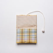 染料：梔子・玉葱・藍・紫根<br>素材：表地（絹100%）、裏地（レーヨン100%）、組紐（絹100%）<br>横約9×縦7×厚さ1.5cm