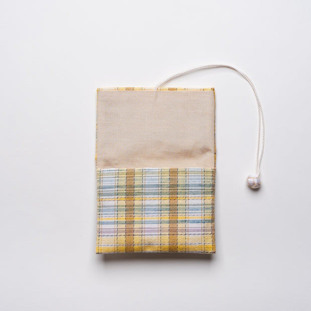 染料：梔子・玉葱・藍・紫根<br>素材：表地（絹100%）、裏地（レーヨン100%）、組紐（絹100%）<br>横約9×縦7×厚さ1.5cm