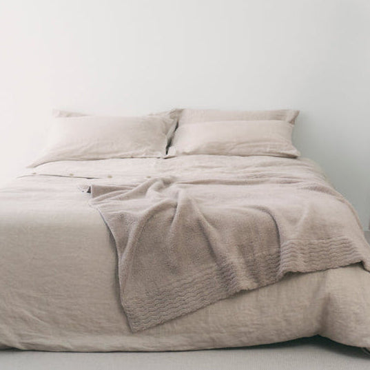 ふわふわブランケットを、ソファやベッドの傍らに