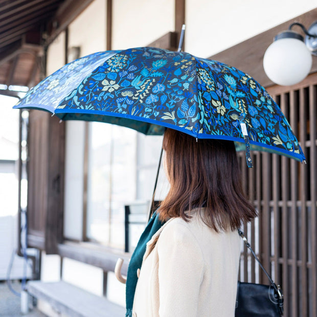 長傘　ブルー　使用イメージ<br>日傘としても活躍のUVカット（90％以上）加工