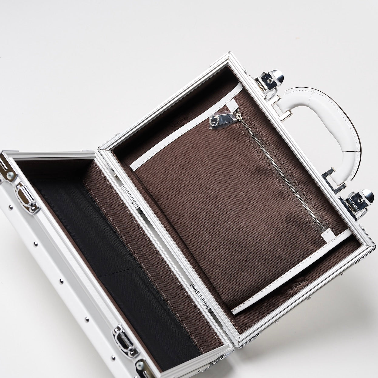 内装にはプラットポケット×2、ワイドフリーポケット×1、ファスナー付ポケット×1を配備