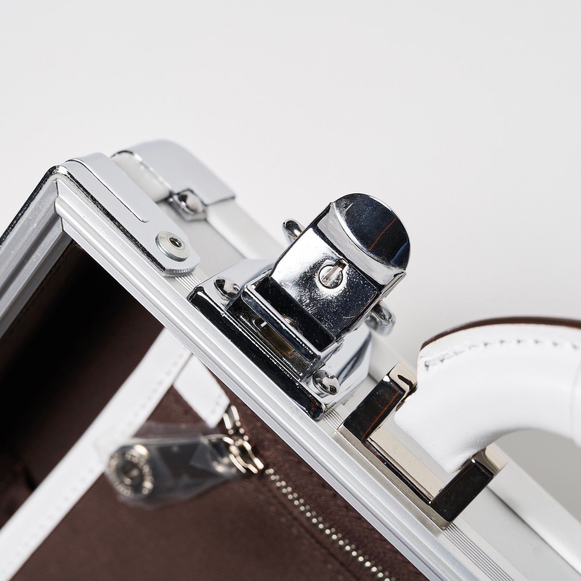 ＜CREEZAN＞　鞄の名産地・豊岡で製作されたジュラルミンケース