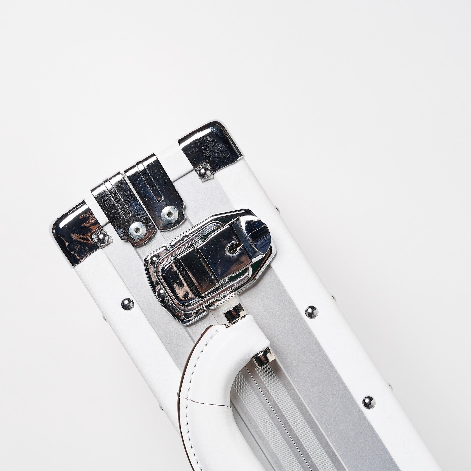 ＜CREEZAN＞　鞄の名産地・豊岡で製作されたジュラルミンケース