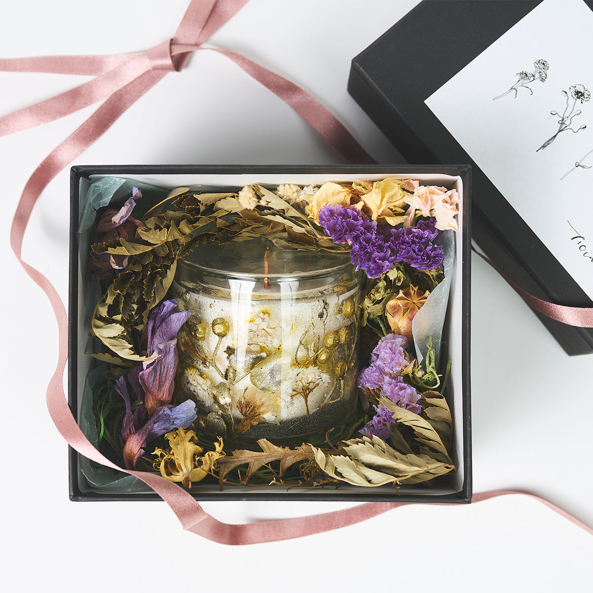 ドライフラワーが敷き詰められた特別感のあるギフト仕様<br>※キャンドルの器がガラス製のため、1箱に1点でのお送りを推奨しております