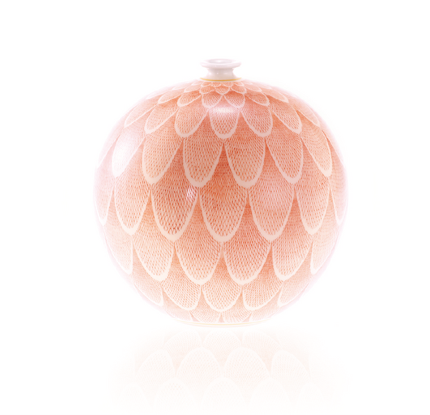 米久窯 九谷焼 「赤網手孔雀文 花瓶」 肉筆で描かれた細密模様 – By 米久窯 九谷焼 「赤網手孔雀文 花瓶」 肉筆で描かれた細密模様 – By