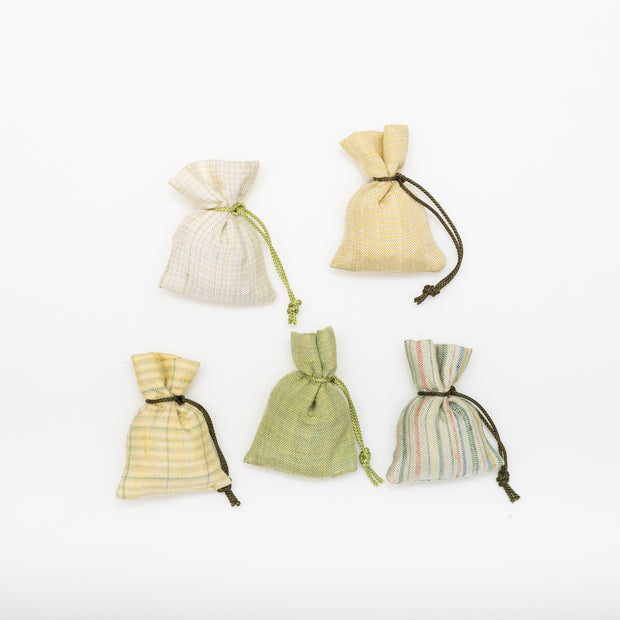 黄緑<br>素材：裂（絹100%）・組紐（レーヨン100%）<br>横約4×縦5×厚さ2cm