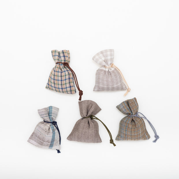 グレー・茶<br>素材：裂（絹100%）・組紐（レーヨン100%）<br>横約4×縦5×厚さ2cm