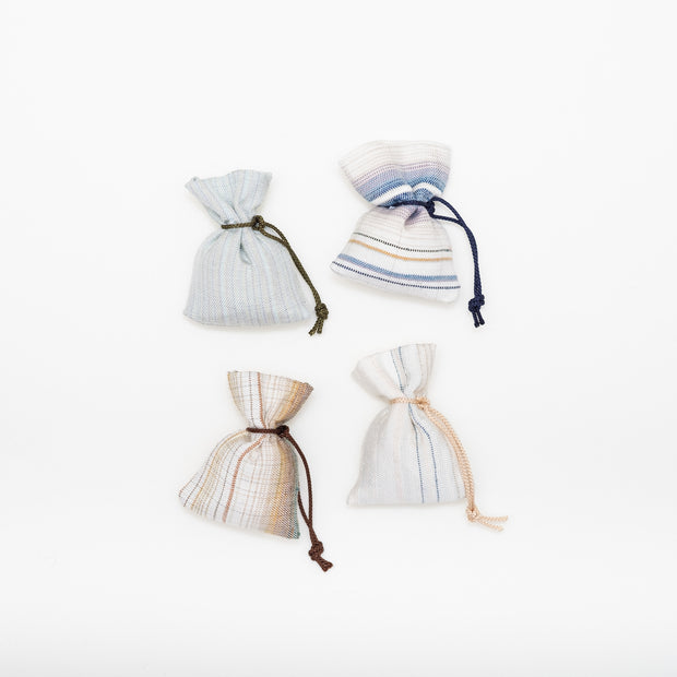 白<br>素材：裂（絹100%）・組紐（レーヨン100%）<br>横約4×縦5×厚さ2cm