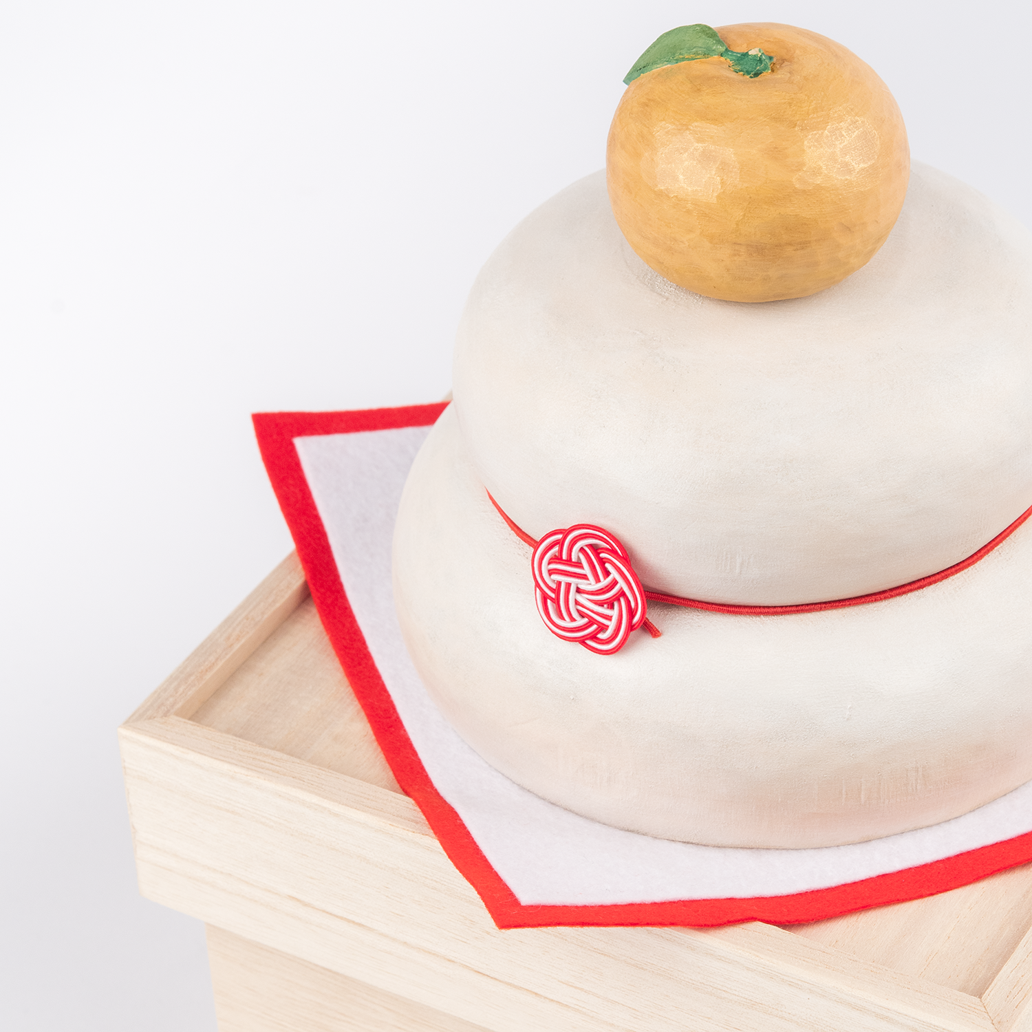 鏡餅　大　筆で彩色を施している