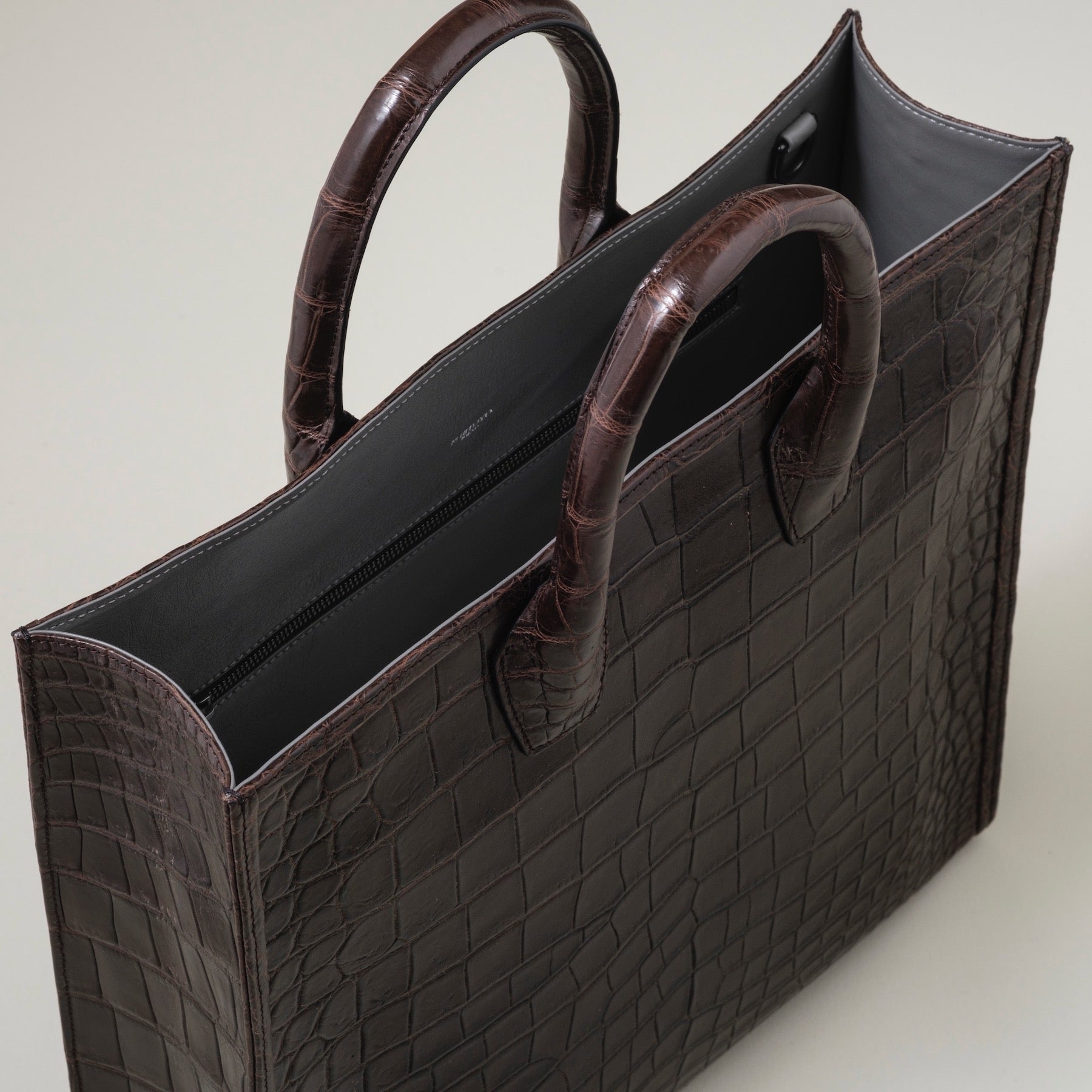 高さ（持ち手込）約40 / 高さ（本体）31×幅31.5×マチ8cm・付属ショルダー66cm<br>重量：約800g