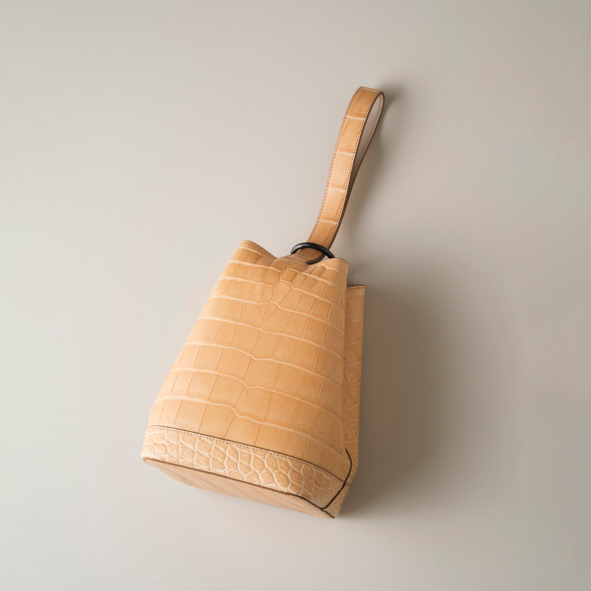 ヌメ<br>高さ約20×幅15×マチ11cm・持ち手部分約21cm<br>約300g