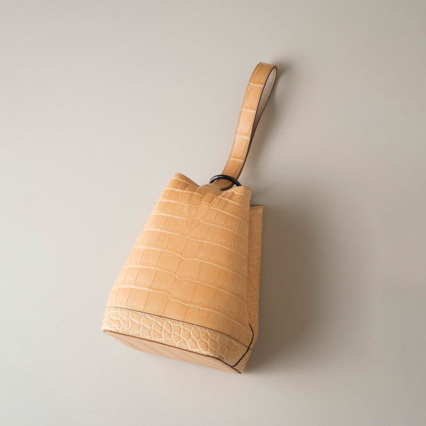 ヌメ<br>高さ約20×幅15×マチ11cm・持ち手部分約21cm<br>約300g