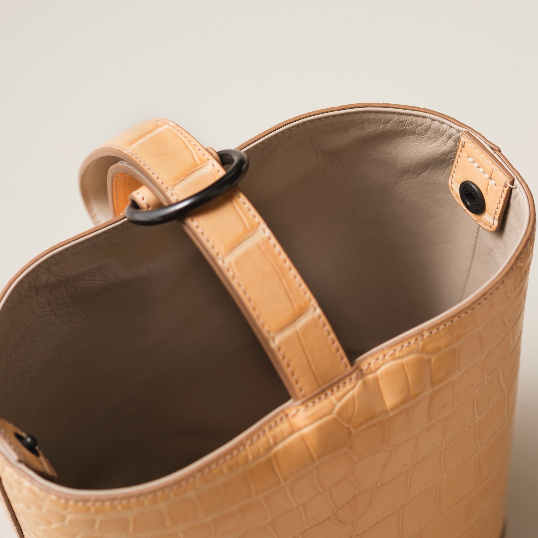 ヌメ<br>高さ約20×幅15×マチ11cm・持ち手部分約21cm<br>約300g