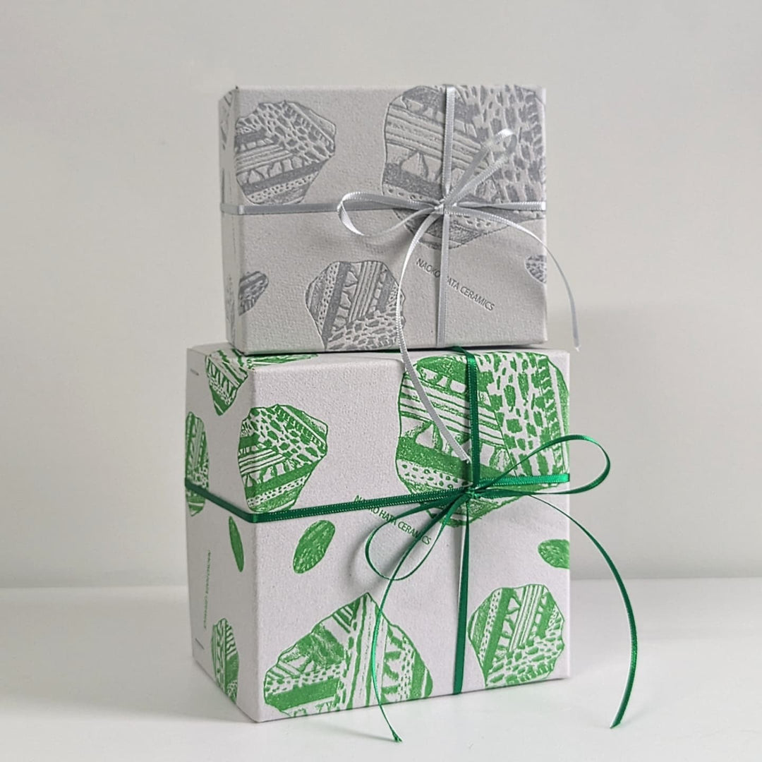 NAOKO HATA CERAMICS ポップなカラーと滴る表情 マグカップ（M） – By