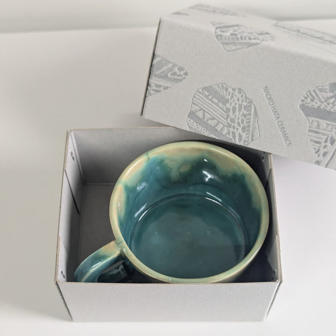 NAOKO HATA CERAMICS ポップなカラーと滴る表情 マグカップ（M） – By