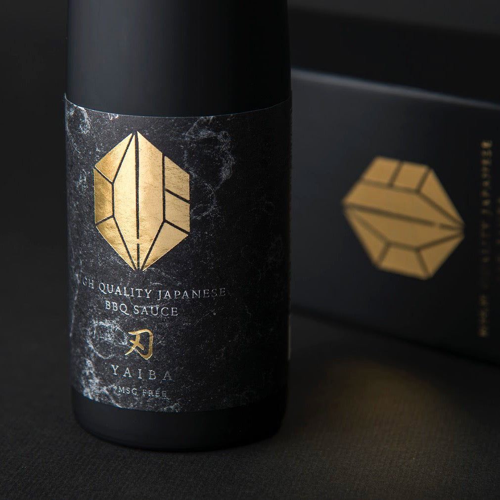 和紙のラベルに金箔が捺されたロゴ