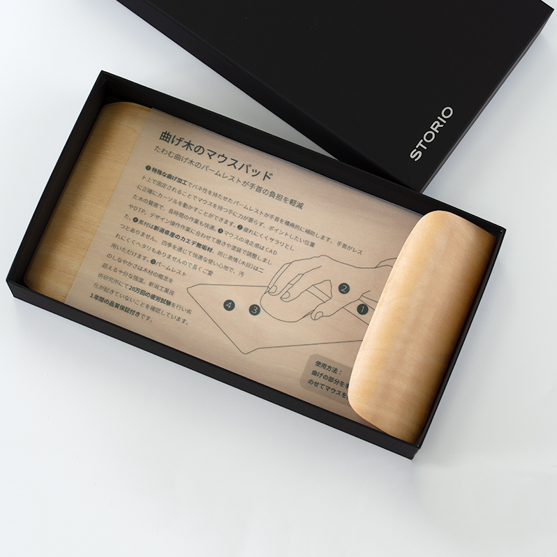 マウスパッド 手に寄り添う 無垢材のマウスパッド – By Emotion