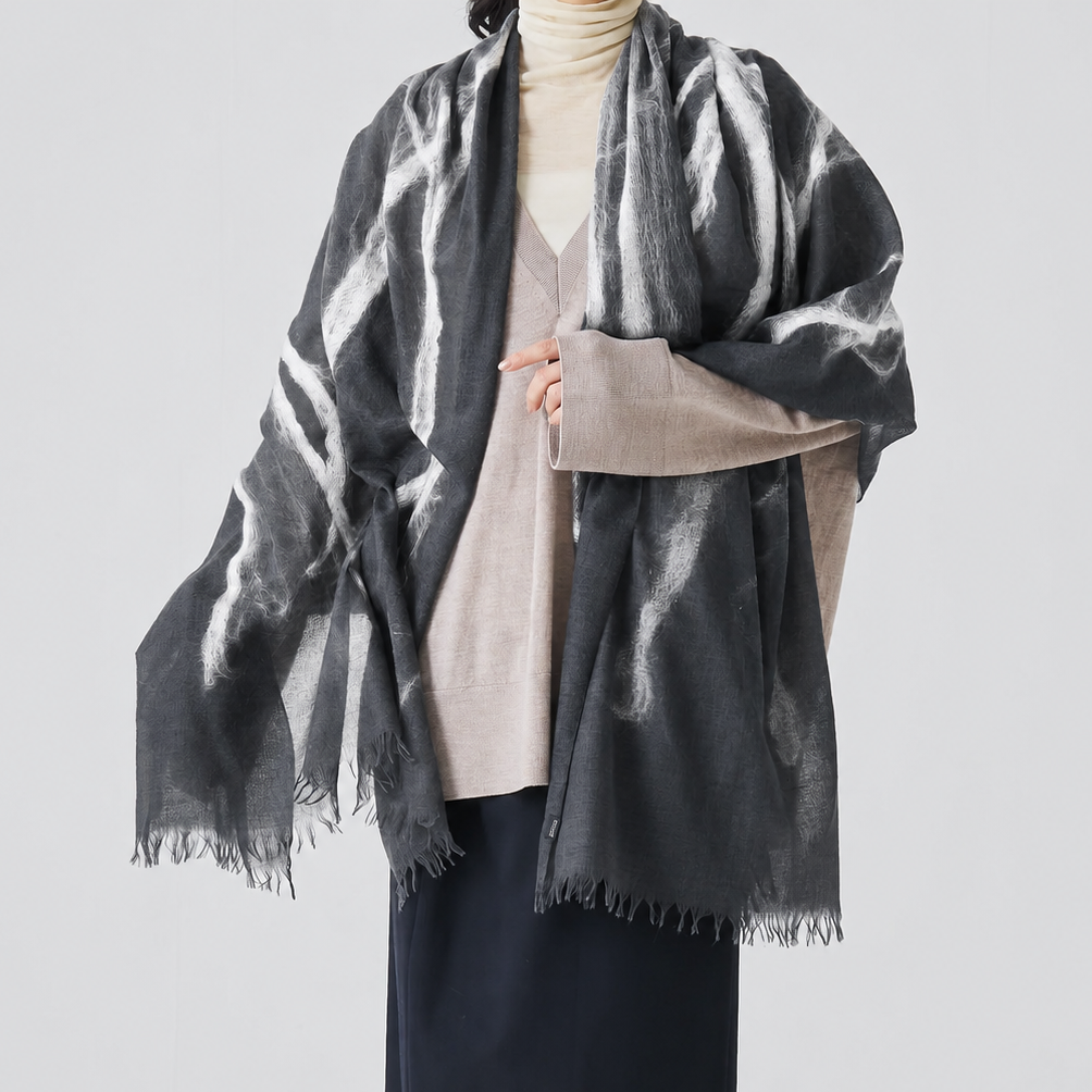 muto 流れるようなシルクの艶めきが美しい「Needle punch Stole」 – By