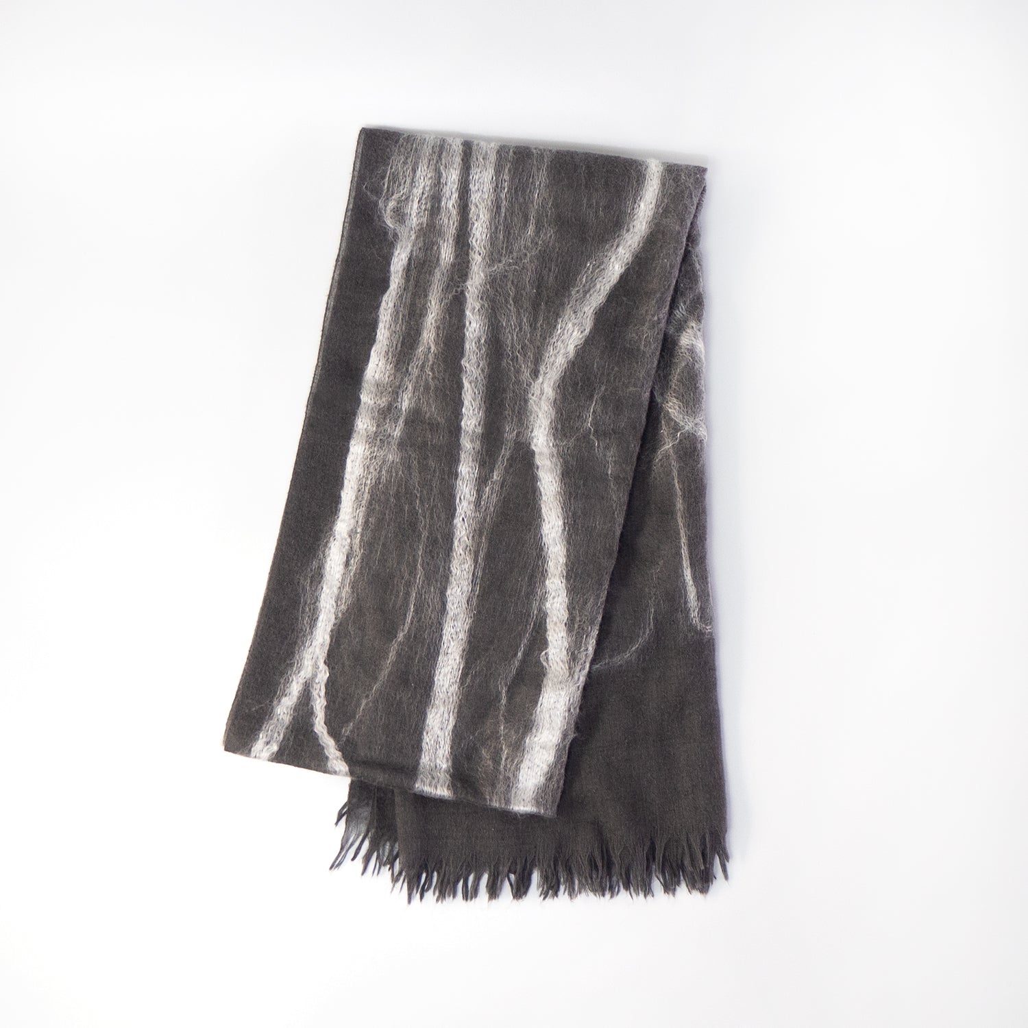 muto 流れるようなシルクの艶めきが美しい「Needle punch Stole」 – By