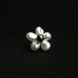 花びらには「南洋白蝶ケシ真珠」、中心には「黒蝶ケシ真珠」を使用