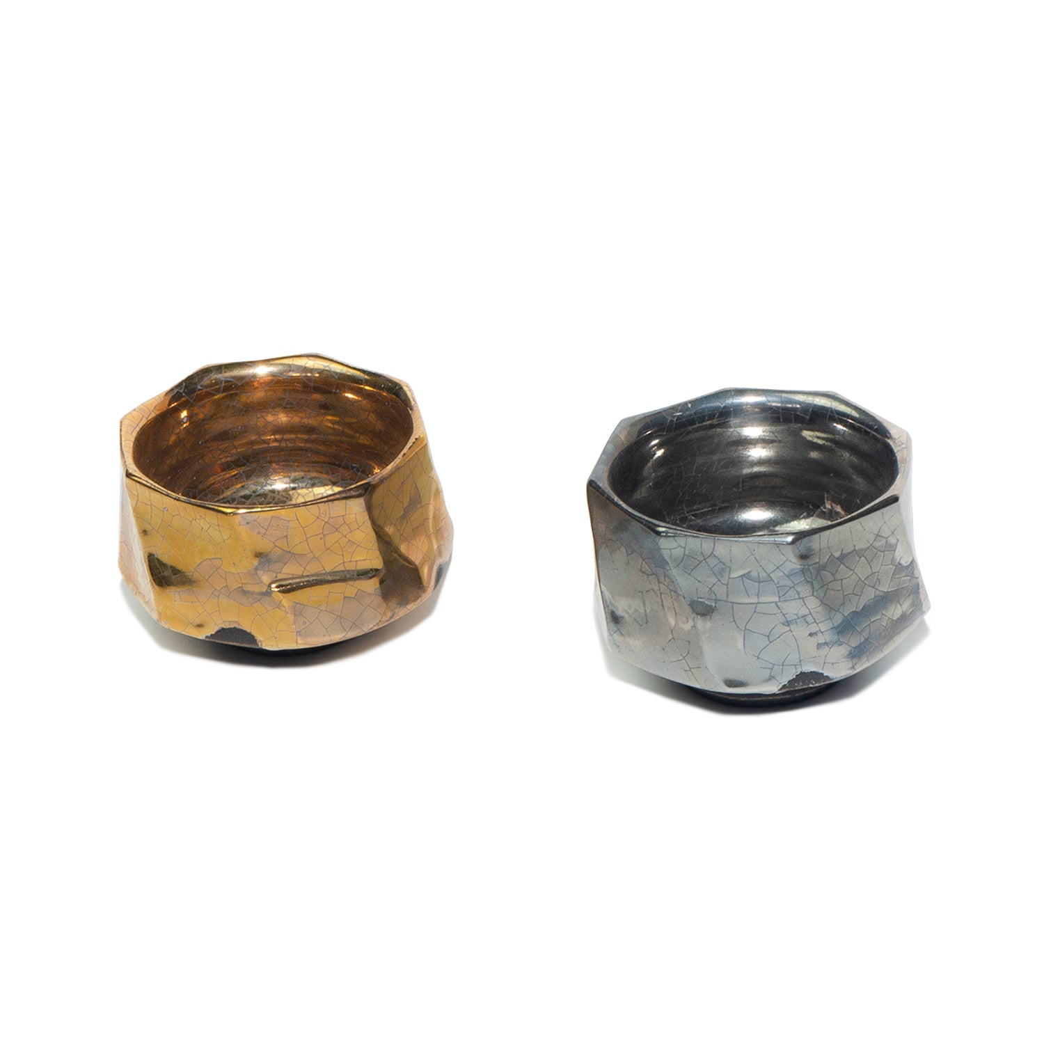 ＜坂倉善右衛門＞　乱反射する光が美しい、メタリックな萩焼のぐい呑み