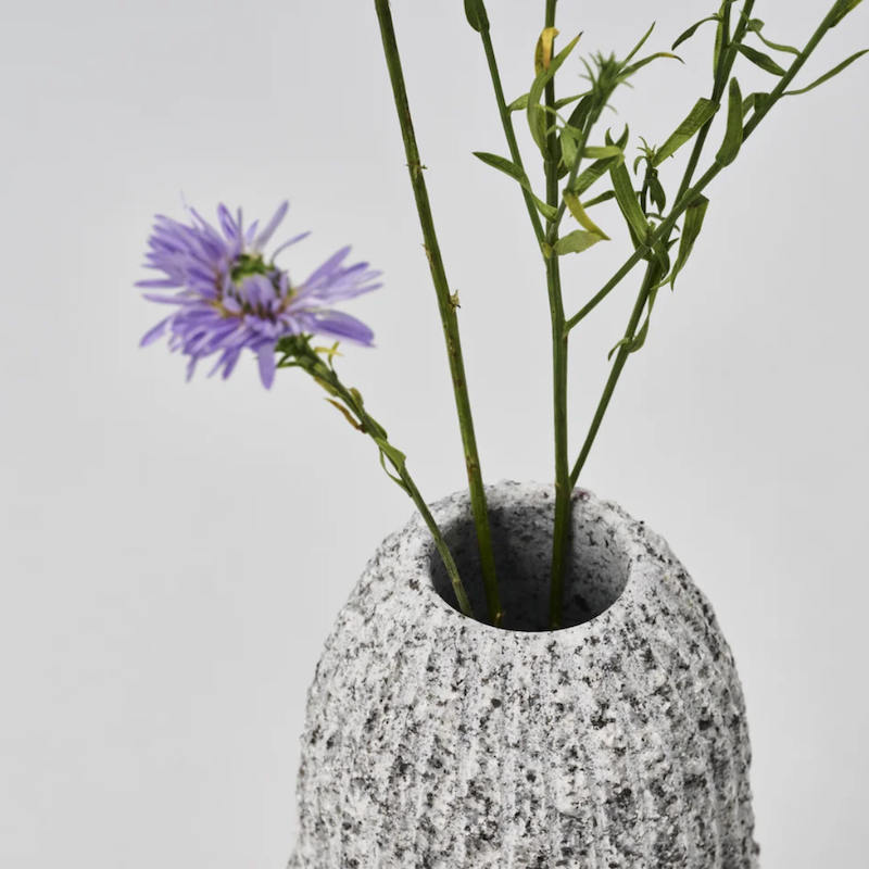 AJI PROJECT / OT - VASE 一輪挿し AJI PROJECT OT - VASE SABO 庵治石を切り出したフラワーベース｜By