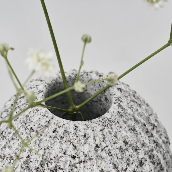 AJI PROJECT OT - VASE SABO 庵治石を切り出したフラワーベース｜By