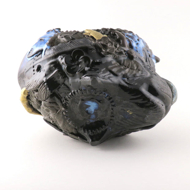 大石 早矢香<br>
「Anima茶盌」<br>
高さ145×幅190×奥行130mm<br>
制作年：2024年<br>
黒御影土