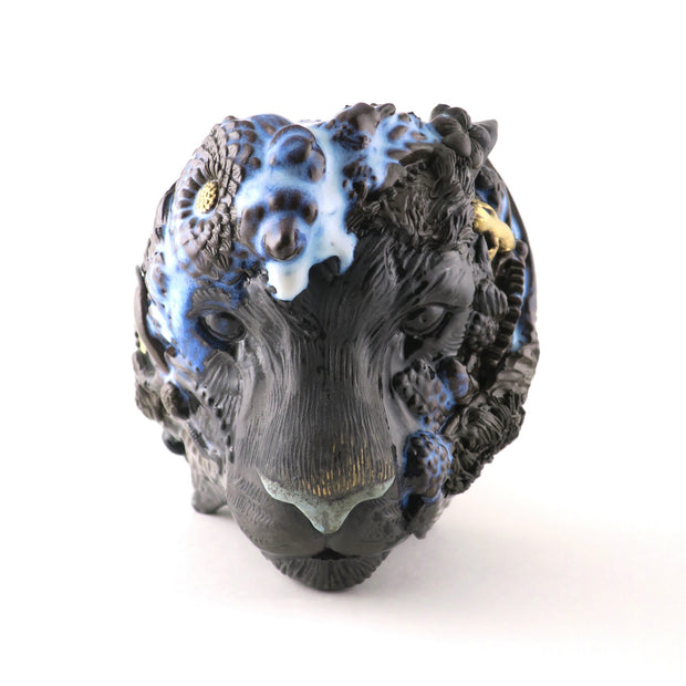 大石 早矢香<br>
「Anima茶盌」<br>
高さ145×幅190×奥行130mm<br>
制作年：2024年<br>
黒御影土