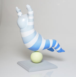 「balance on 〇〇 -mind-」<br>
高さ200×幅120×奥行170mm<br>
制作年：2025年<br>
レジン、アクリル絵具