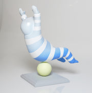 堀川 由梨佳<br>
「balance on 〇〇 -mind-」<br>
高さ200×幅120×奥行170mm<br>
制作年：2025年<br>
レジン、アクリル絵具 