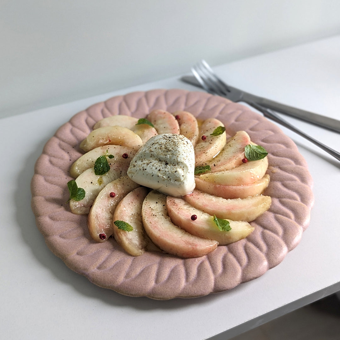 NAOKO HATA CERAMICS マットな質感のリムプレート「Chain dish」 – By