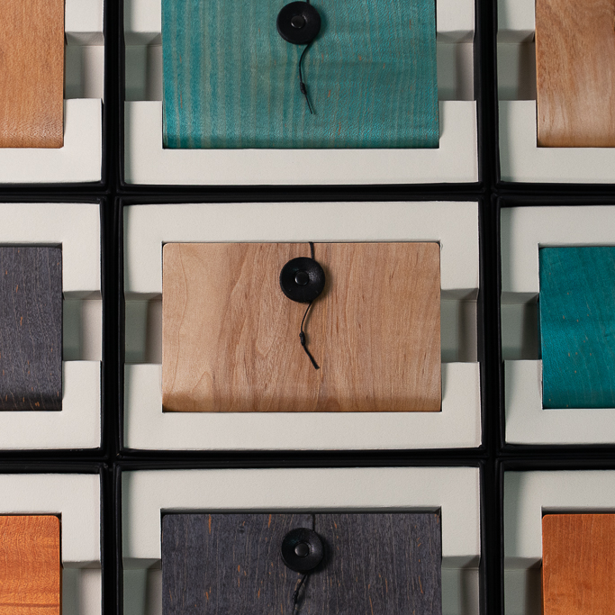 ＜STORIO＞　曲木工法を用いた、木の質感が美しい名刺ケース