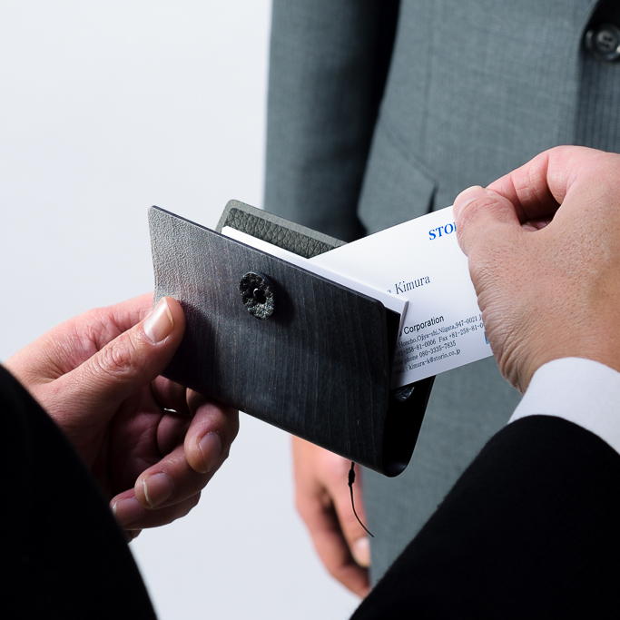 ＜STORIO＞　曲木工法を用いた、木の質感が美しい名刺ケース
