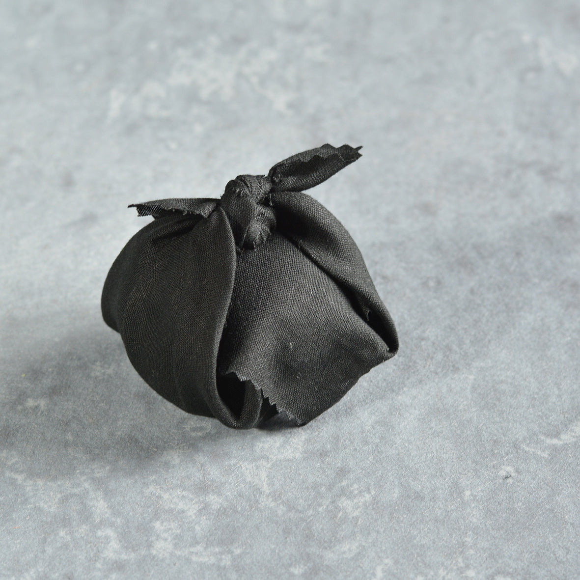 茶器を保護するウコン布のように墨色の綿布で包んでいます