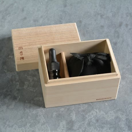 特製の桐箱に収めてお届け（香り一式）