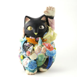 大石 早矢香<br>
「招き猫 -funny-」<br>
高さ190×幅110×奥行100mm<br>
制作年：2024年<br>
半磁土