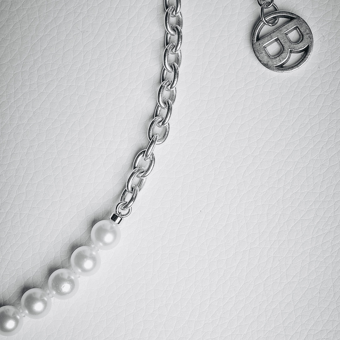 韓国発【ROAJU】mell half pearl necklace★追跡送 roaju(ロアジュ)の商品一覧 - 海外通販のBUYMA