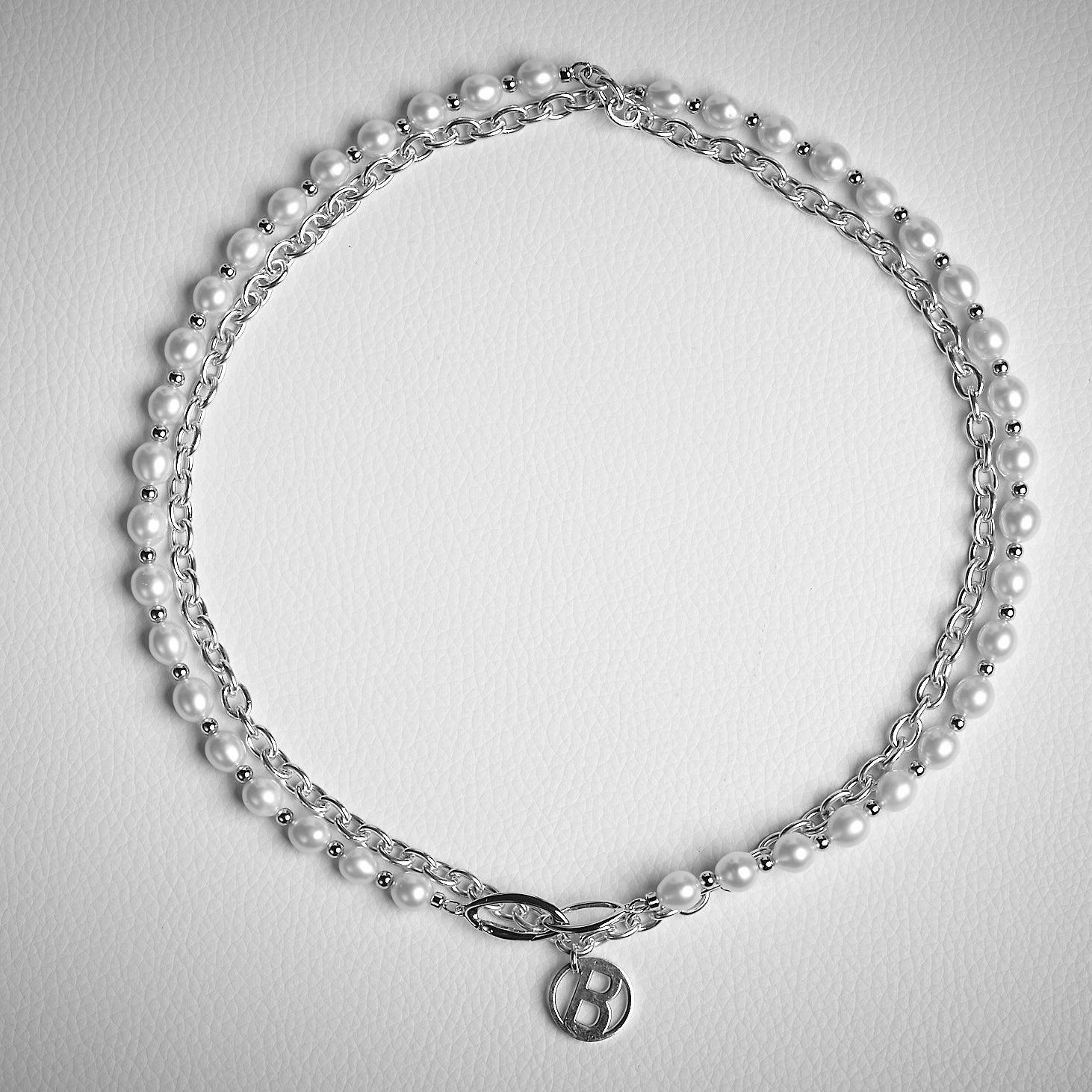 ＜Blacklist＞　男性のスタイリングとしてトレンド継続。メンズパールアクセサリー